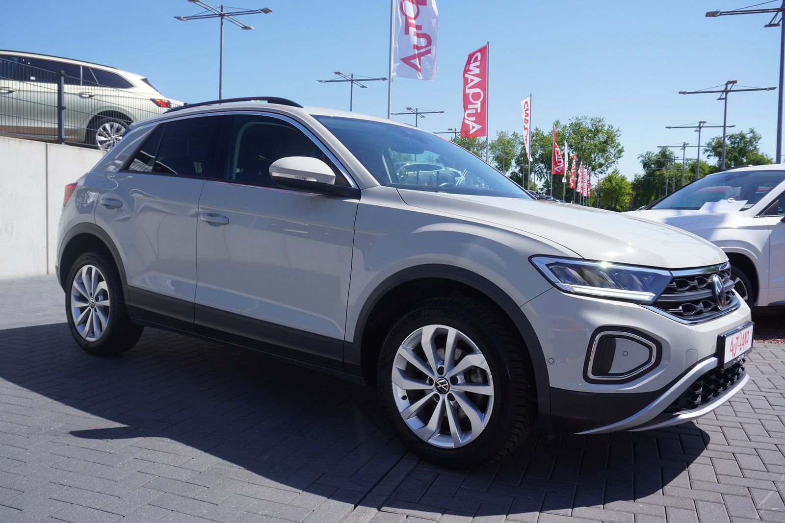Volkswagen T-Roc 1.5 TSI DSG - Samsaru's Car Outlet