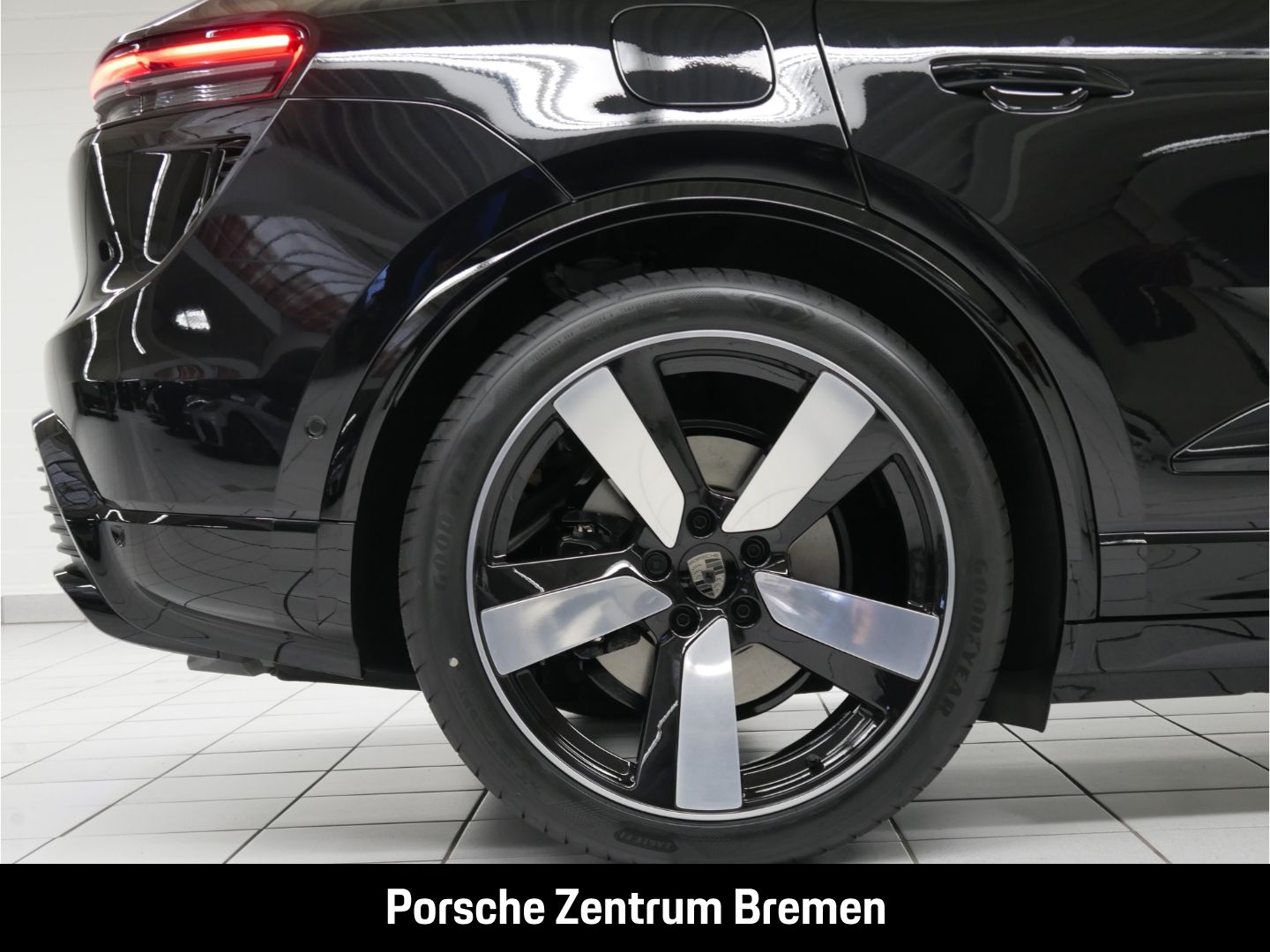 Porsche Macan Electric Turbo Sportpaket - Samsaru's Car Outlet