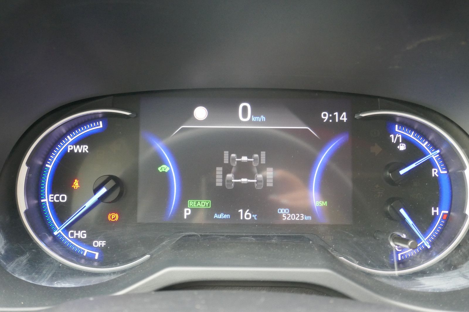 Toyota RAV 4 Hybrid Lounge Allrad - Samsaru's Car Outlet