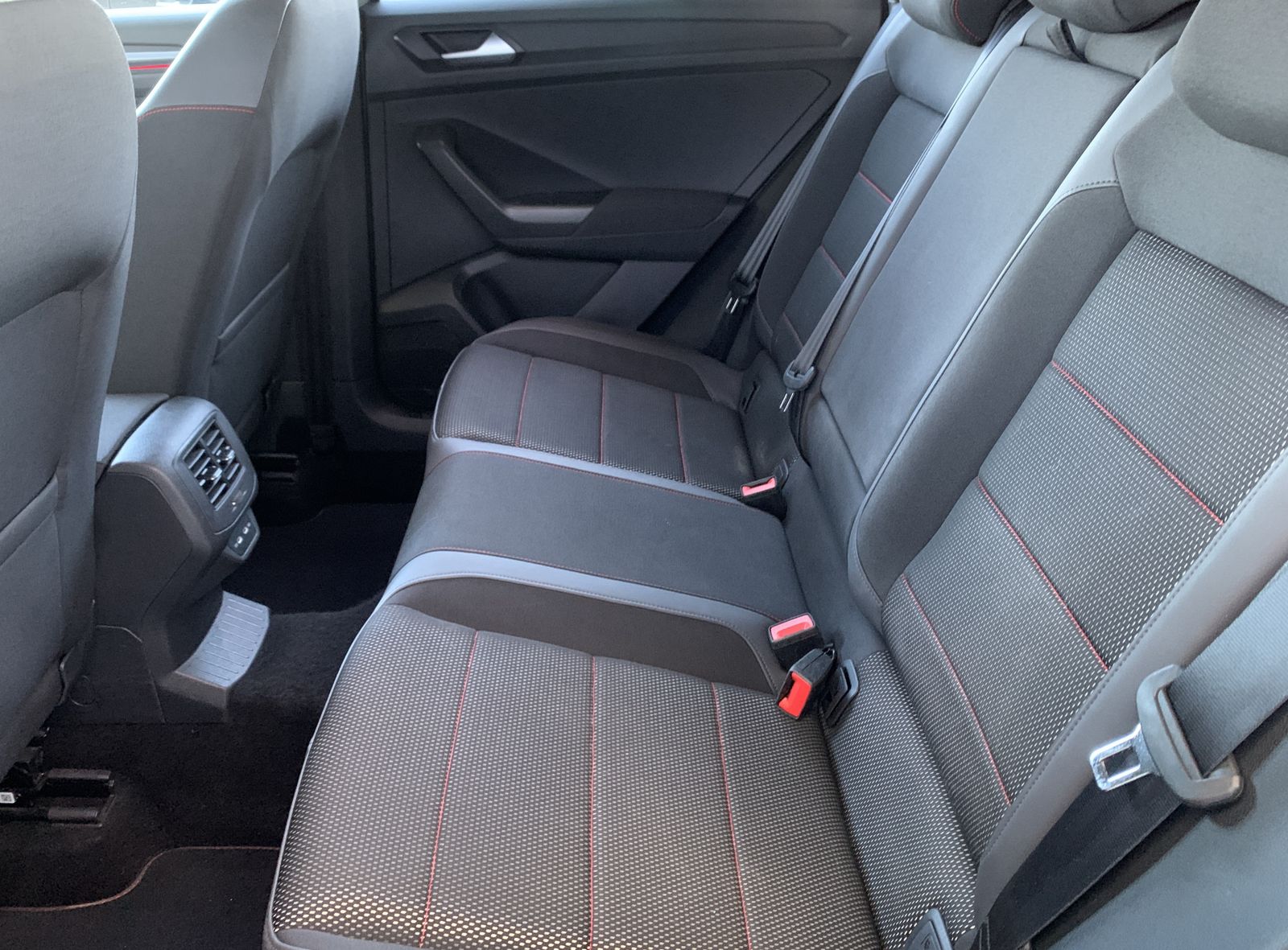 Volkswagen T-Roc 1.5 TSI Sport - Samsaru's Car Outlet