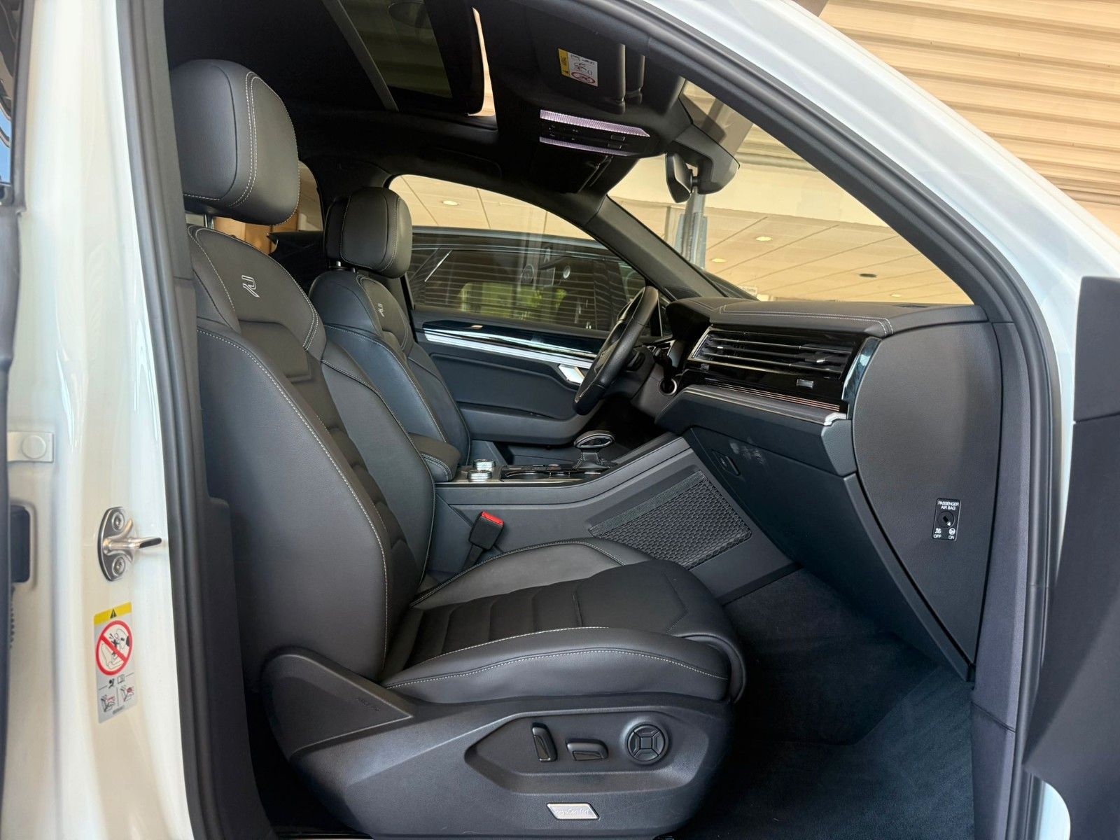 Volkswagen Touareg R-Line BLACK 3.0 TDI - Samsaru's Car Outlet