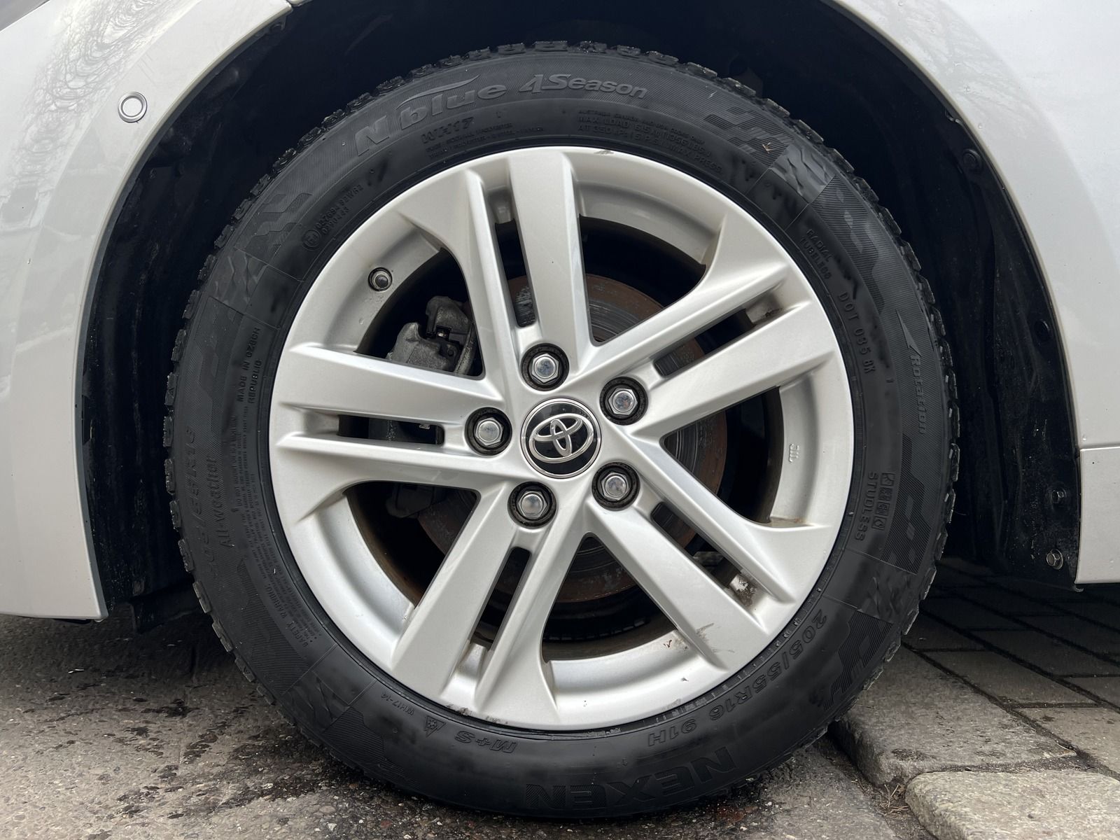 Toyota Corolla Touring Hybrid - Samsaru's Car Outlet
