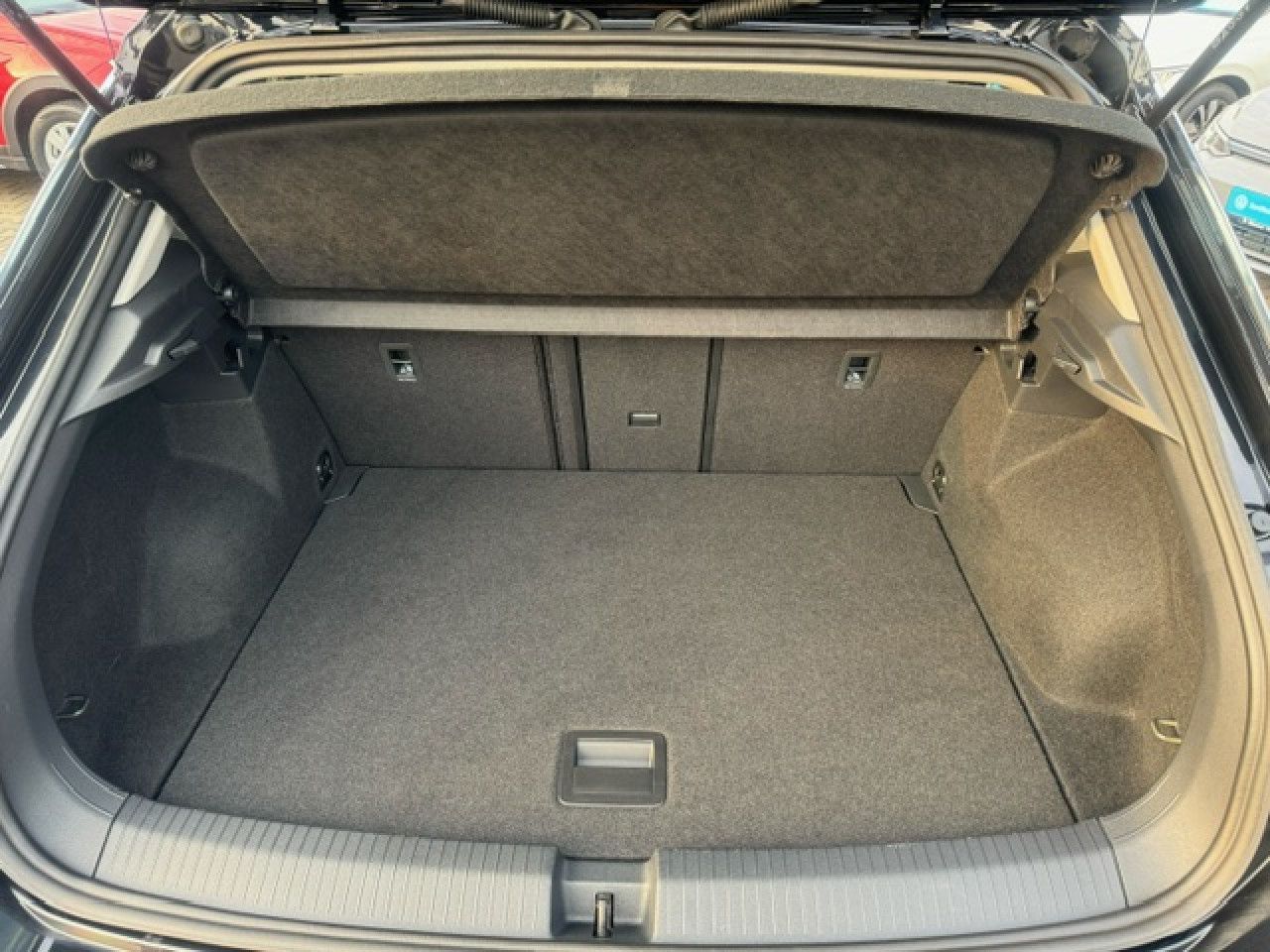 Volkswagen T-Roc Life 1.5 TSI DSG - Samsaru's Car Outlet