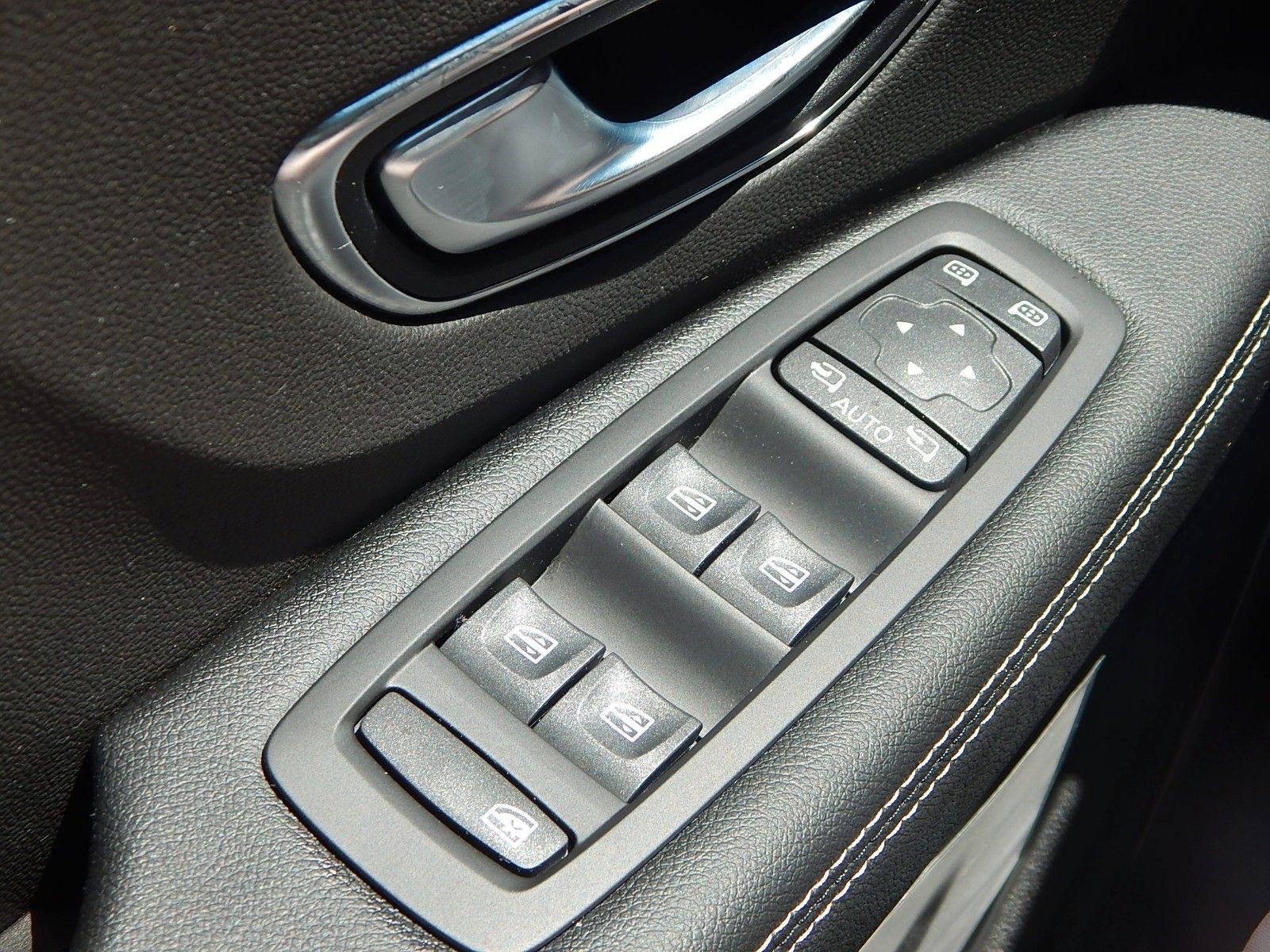 Renault Scenic TCe 140 Black Edition - Samsaru's Car Outlet