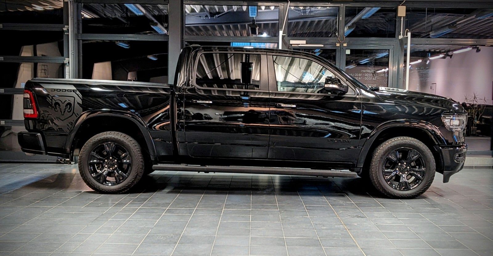 Dodge RAM 1500  Laramie Limited Night HEMI 5.7L   4x4