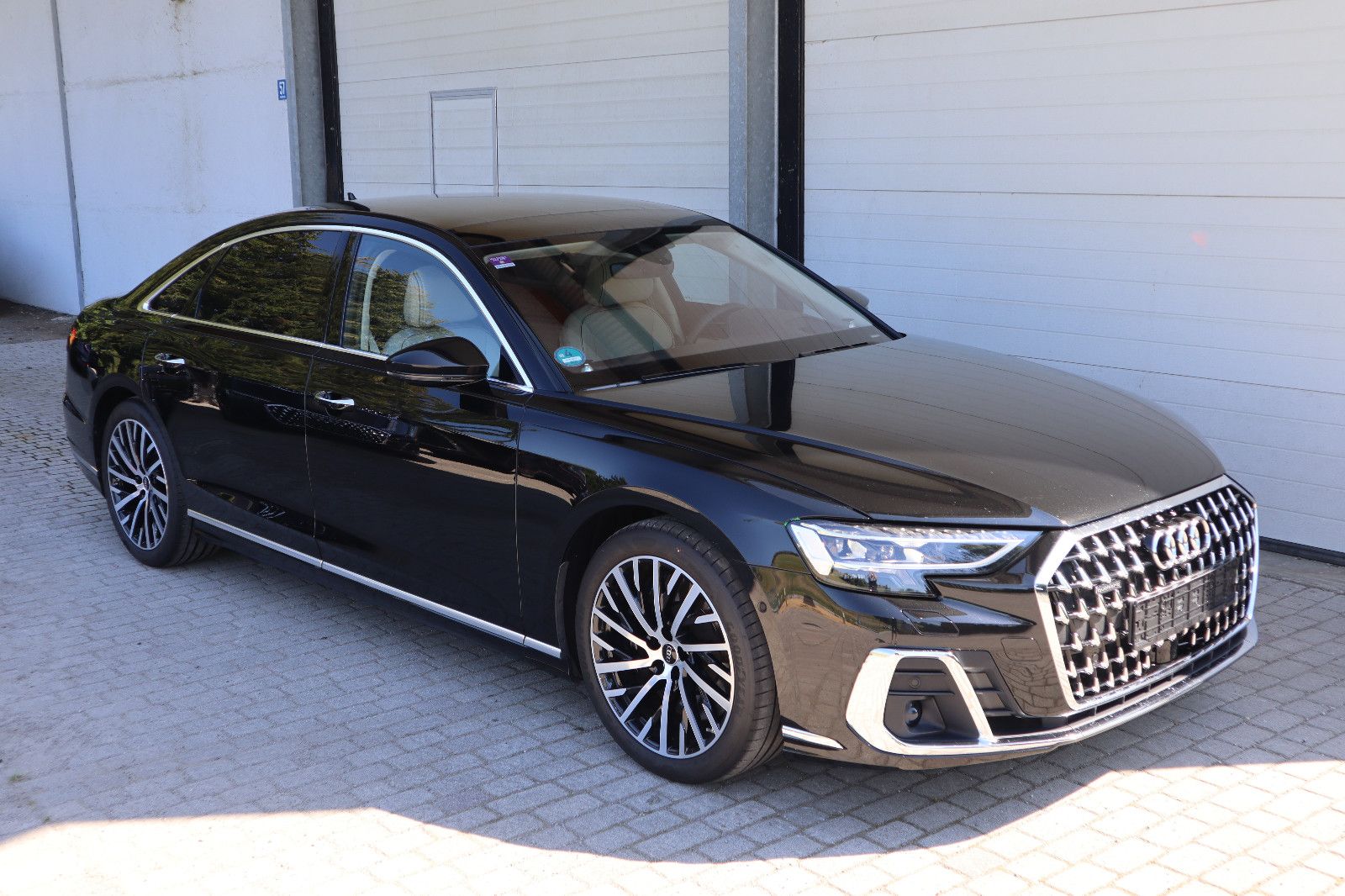 Audi A8L 60 TFSIe lang - Samsaru's Car Outlet