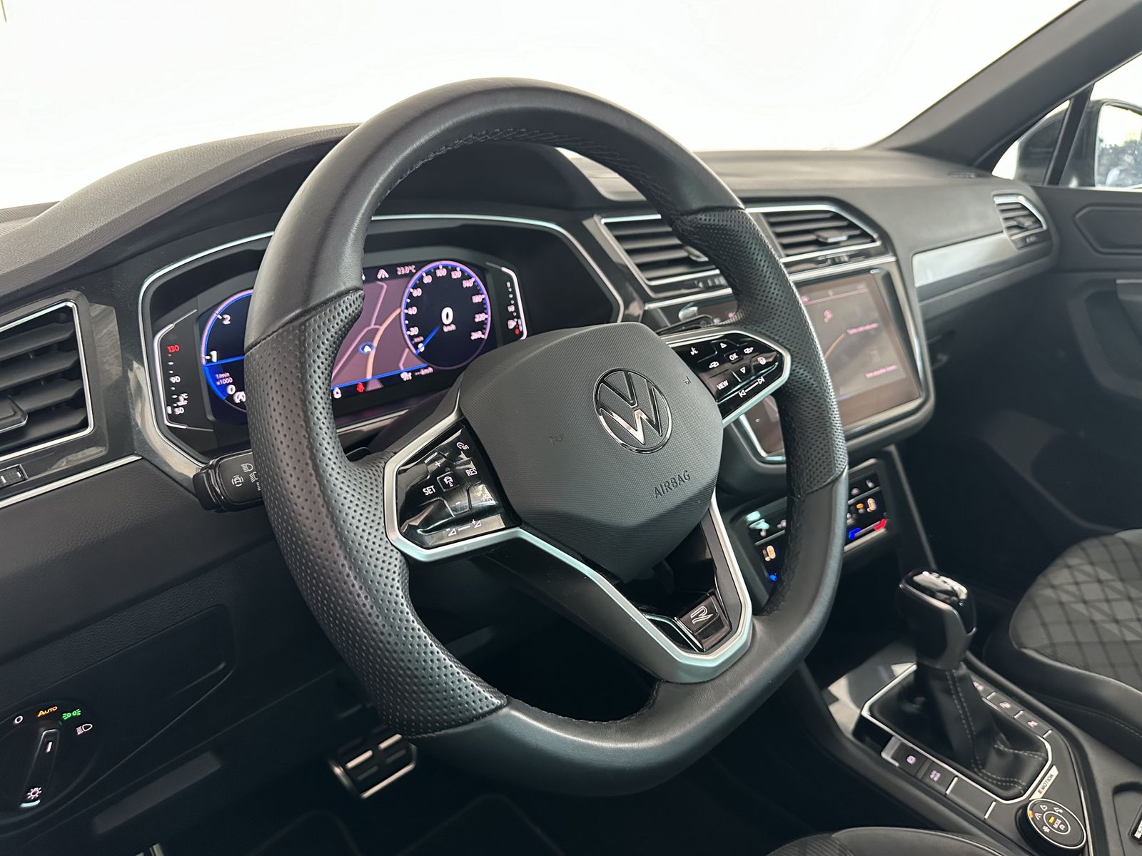 Volkswagen Tiguan R-Line 4M - Samsaru's Car Outlet