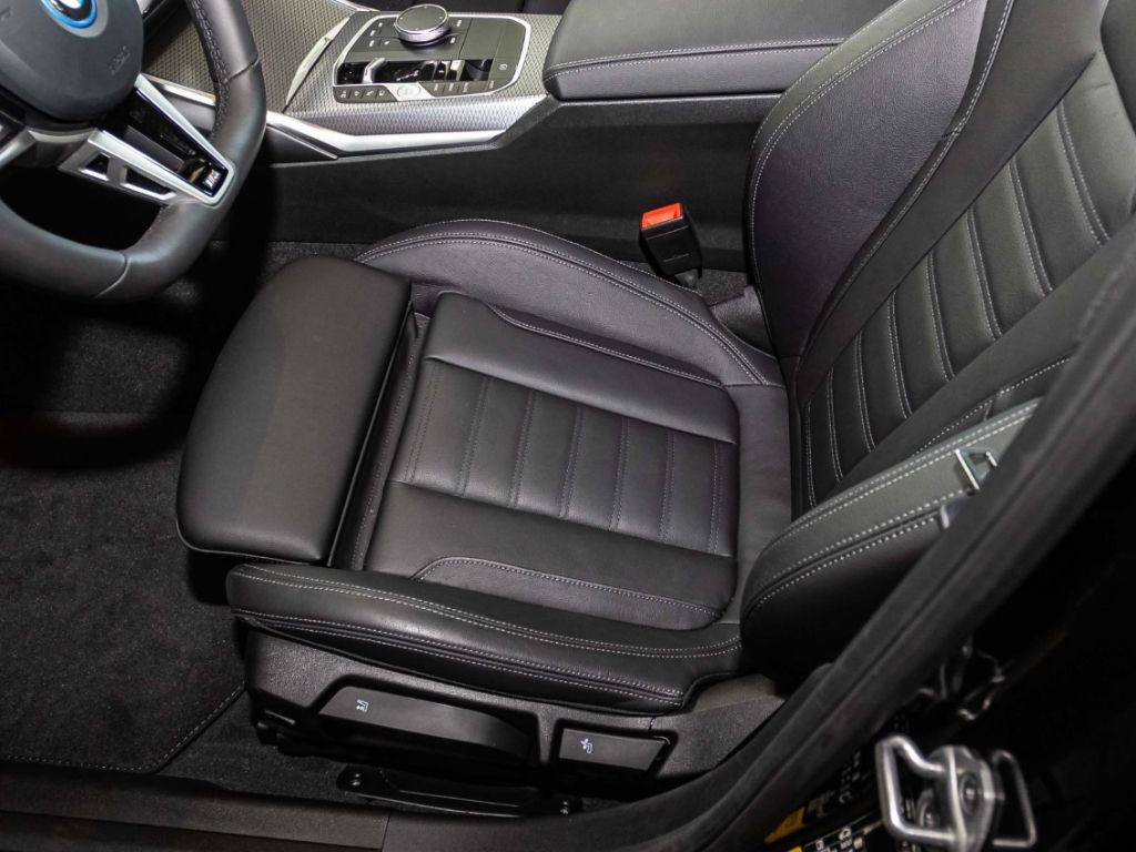 BMW 330 eMSportxDrive+AHK+Navi+Leder+RFK NP 79.790,-