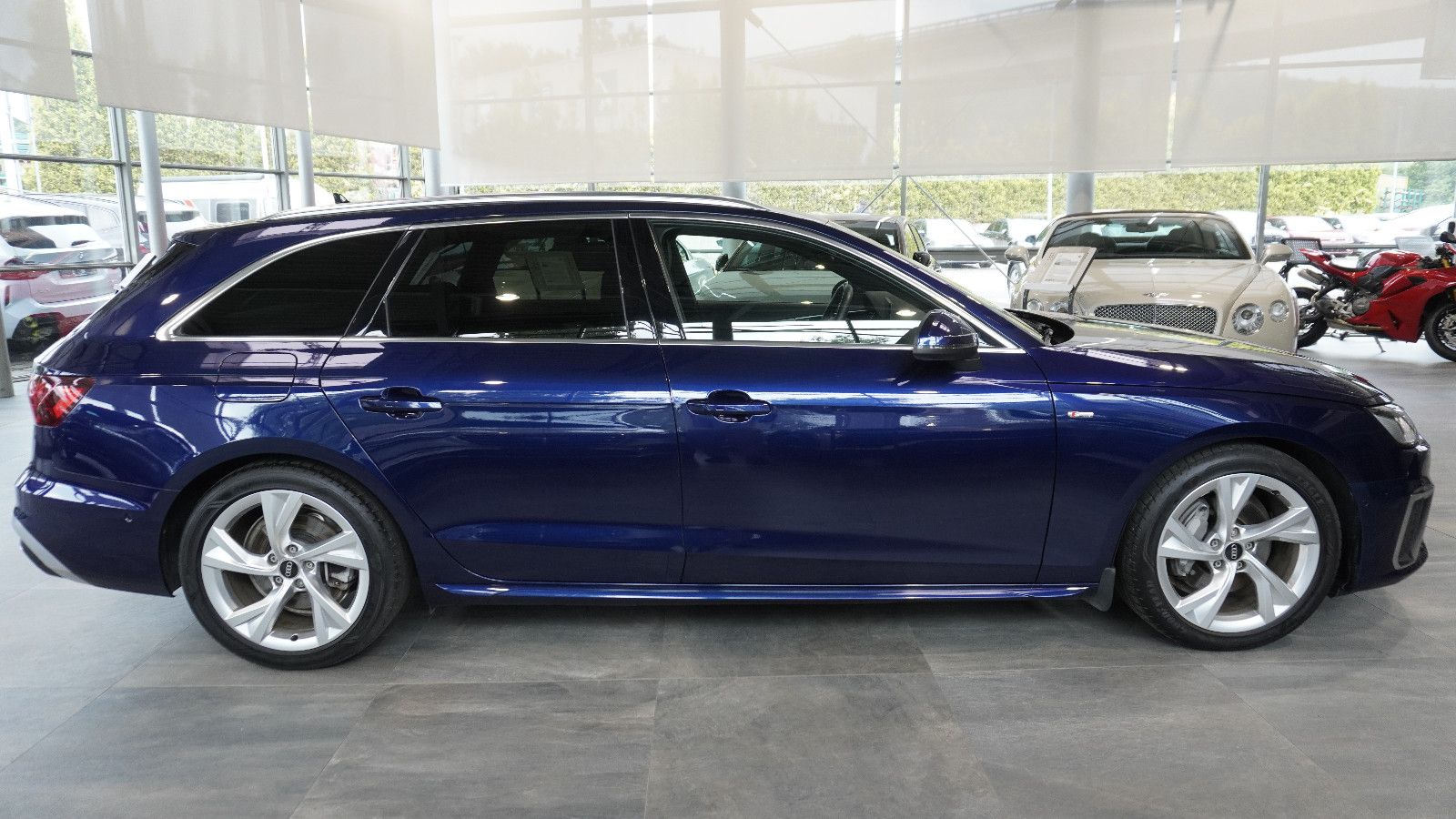 Audi A4 Avant 40 TFSI quattro S line - Samsaru's Car Outlet