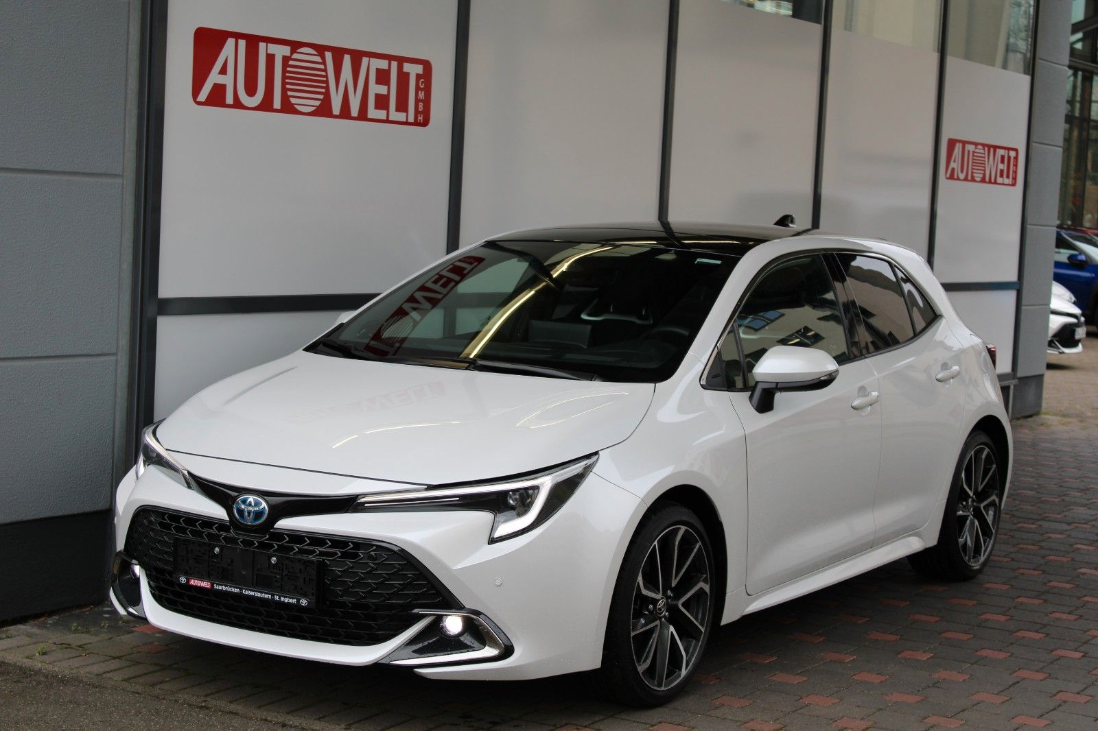 Toyota Corolla 2.0 Hybrid Lounge - Samsaru's Car Outlet