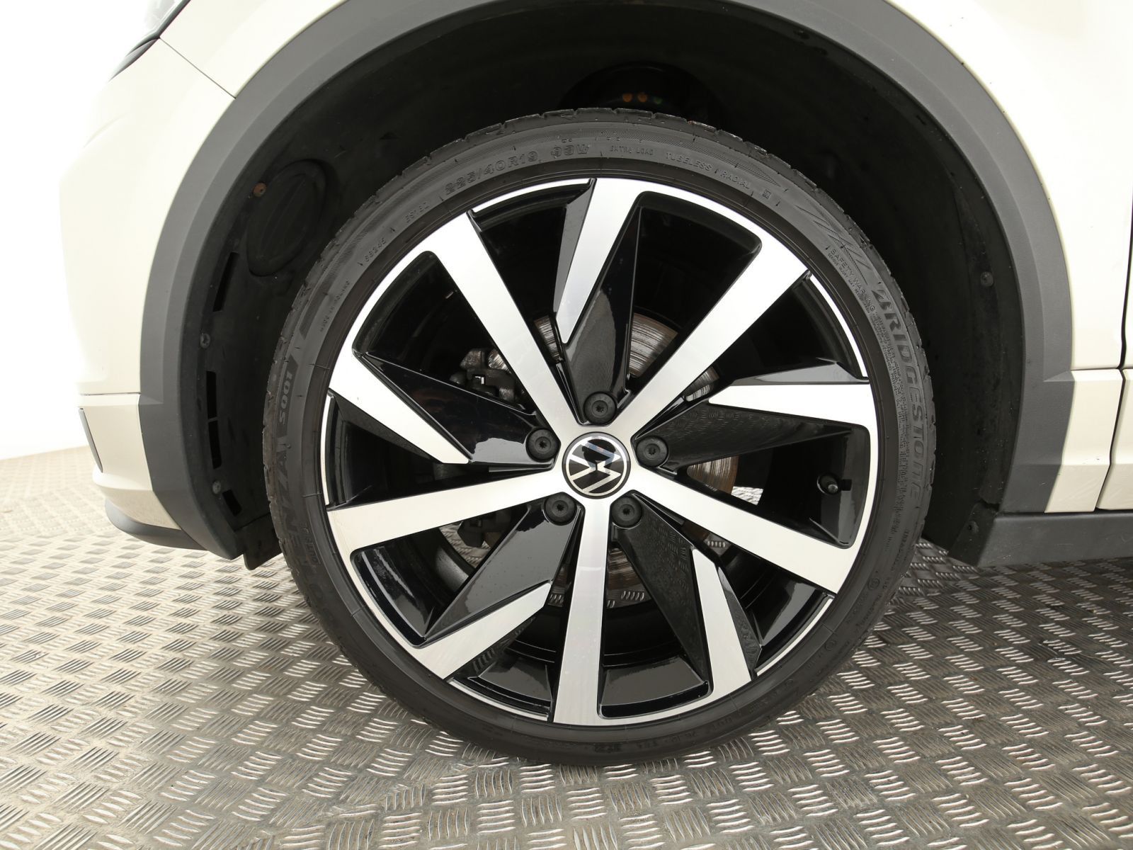 Volkswagen T-Roc R-Line 1.5 TSI - Samsaru's Car Outlet