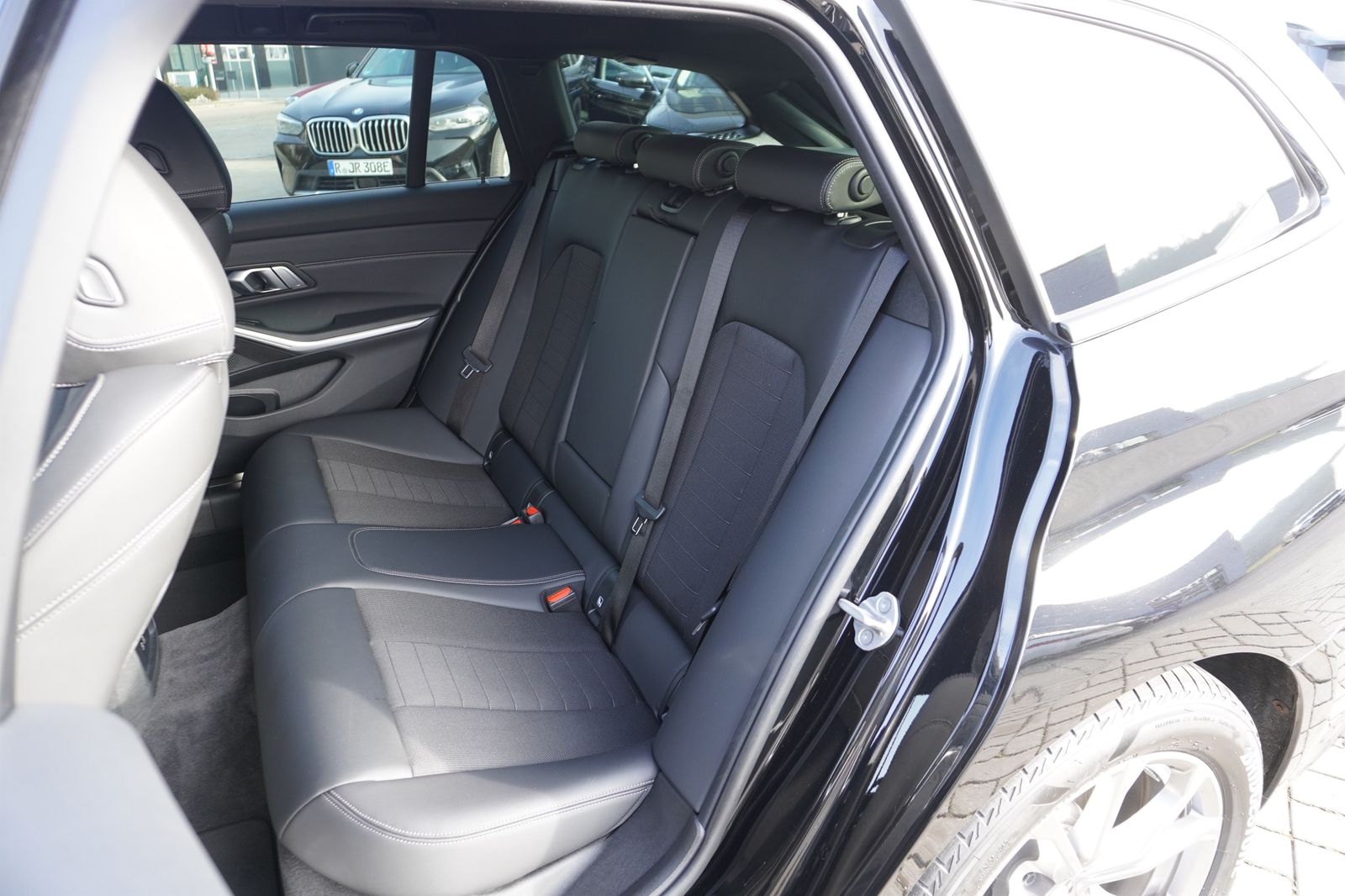 BMW 330i xDrive Touring Sport Line - Samsaru's Car Outlet