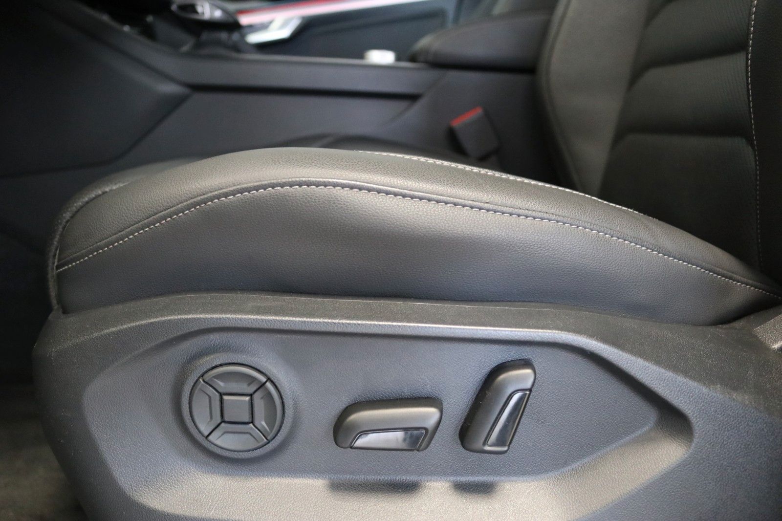Volkswagen Touareg R-Line Luft AHK Matrix Pano 360° STHZ