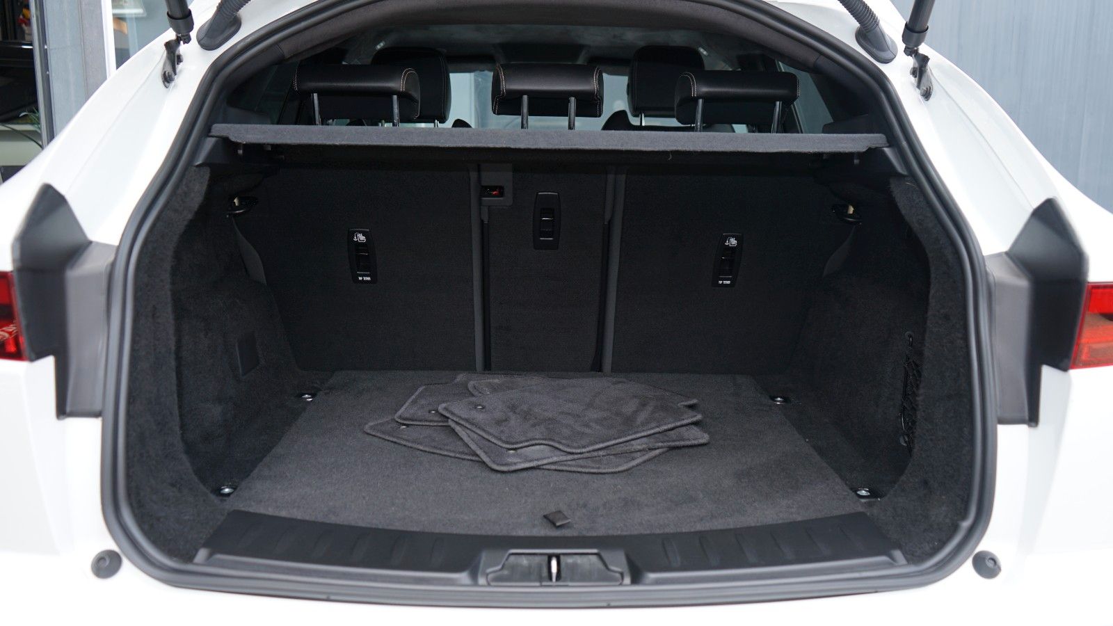 Jaguar E-PACE D200 R-DYNAMIC S*AWD*BLACK PACK*