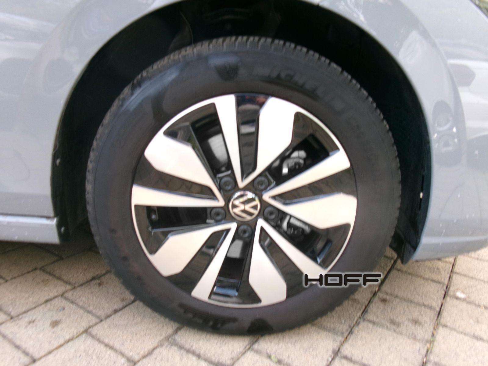 Volkswagen Golf VIII 1.0 eTSI Move - Samsaru's Car Outlet
