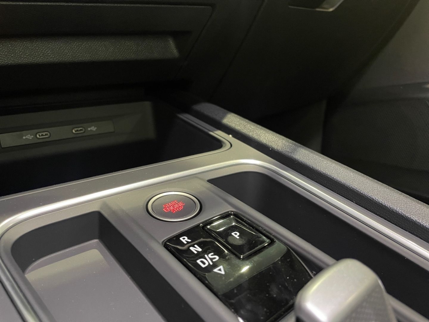 Seat Leon ST 1.5 eTSI DSG FR Black Edition *AHK*Pano*