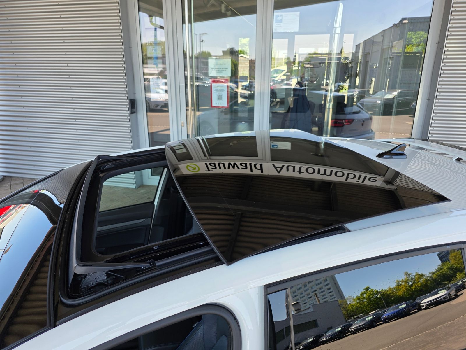 Volkswagen Golf VIII R 2.0 TSI DSG - Samsaru's Car Outlet