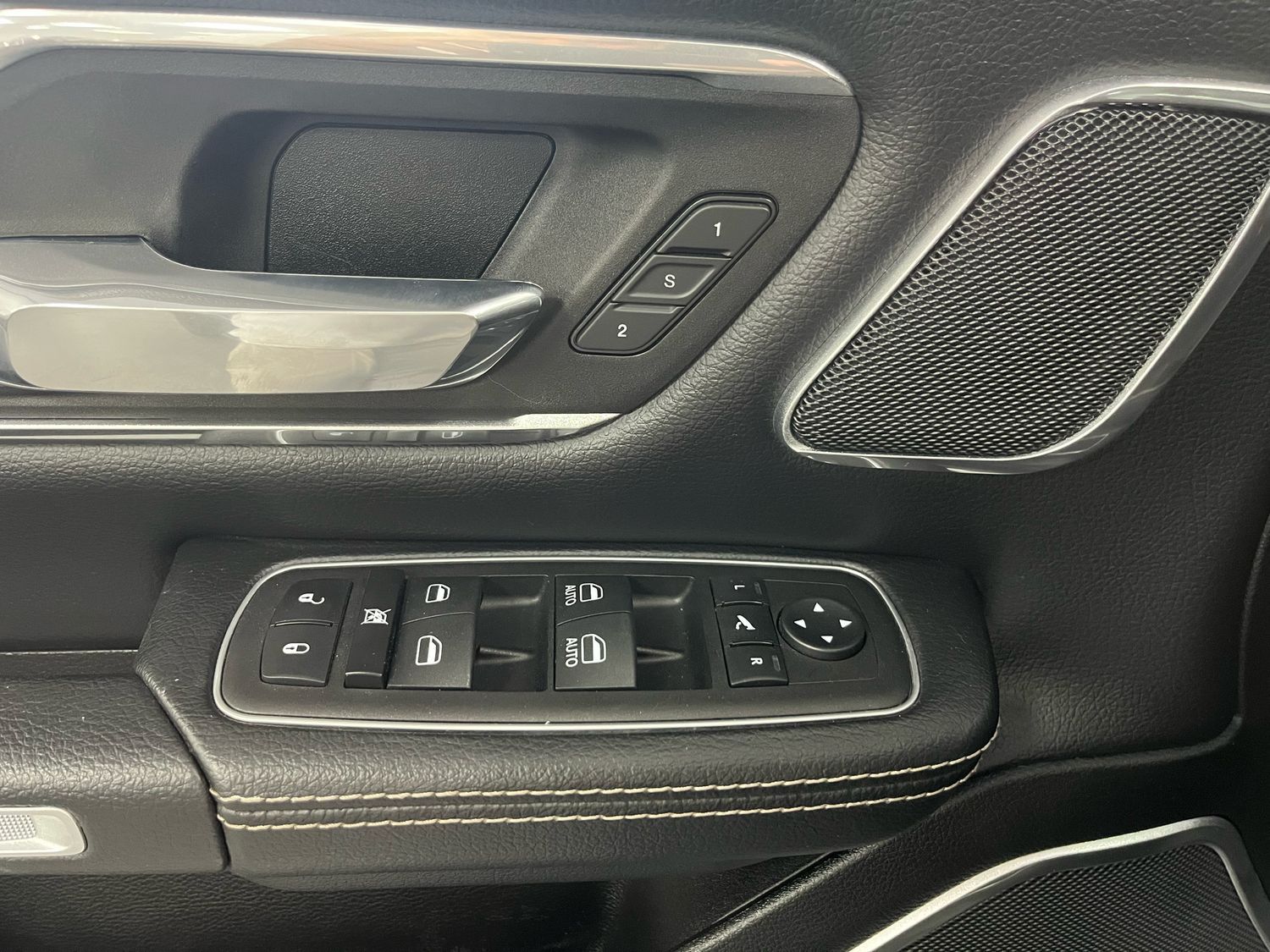 Dodge RAM 5,7l V8 *LARAMIE/12 Zoll Display/LED/AHK/SHZ