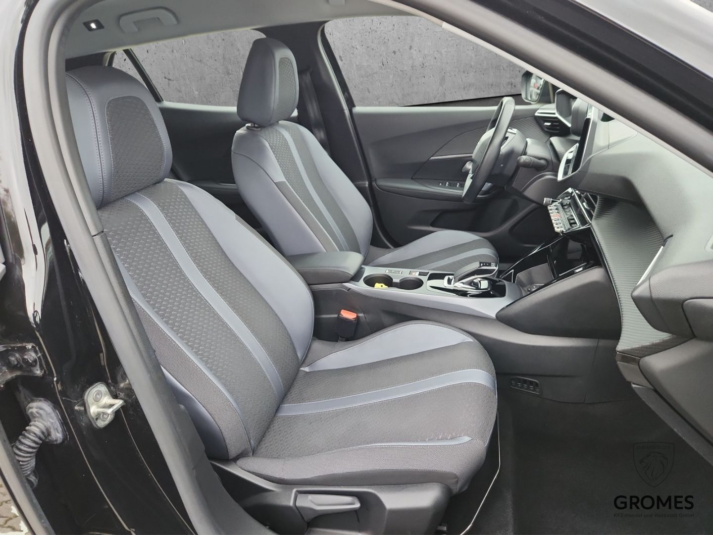 Peugeot 2008 e- Allure - Samsaru's Car Outlet