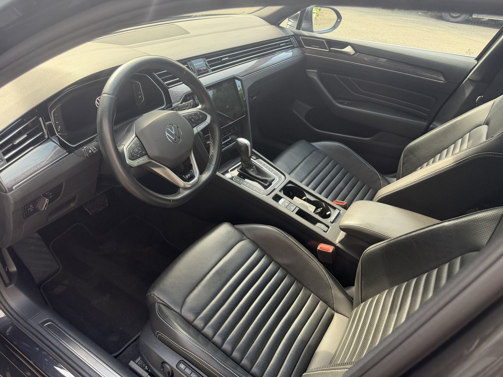 Volkswagen Passat R-Line LED Virtual Pano Massage H&K AHK