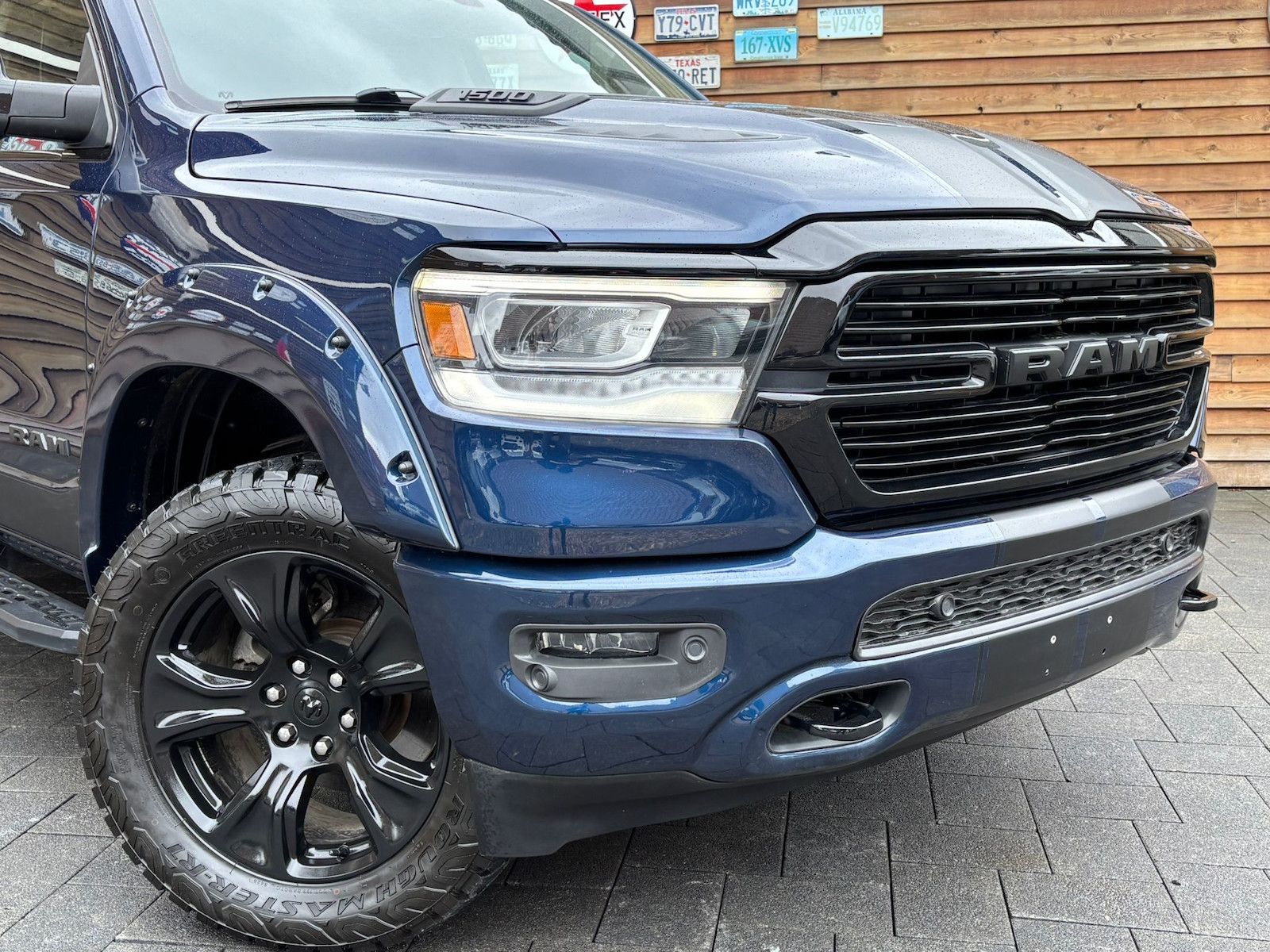 Dodge RAM 1500 Laramie 5,7L 4x4 AHK 12´´ LPG Bügel
