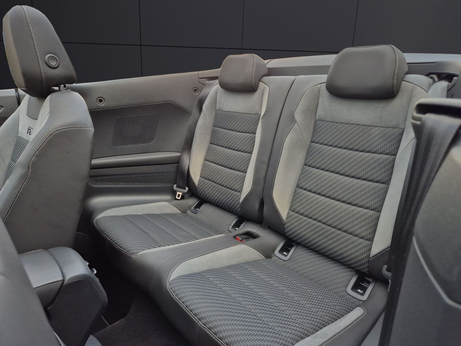 Volkswagen T-Roc TSI R-Line - Samsaru's Car Outlet