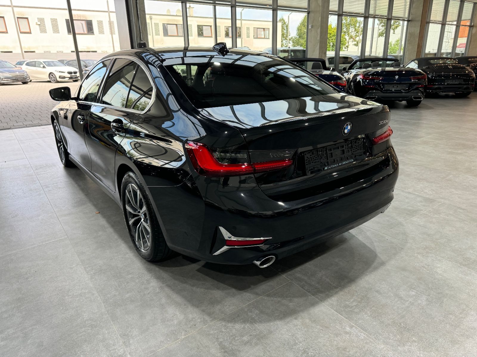 BMW 330 e Luxury Line Individual - Samsaru's Car Outlet