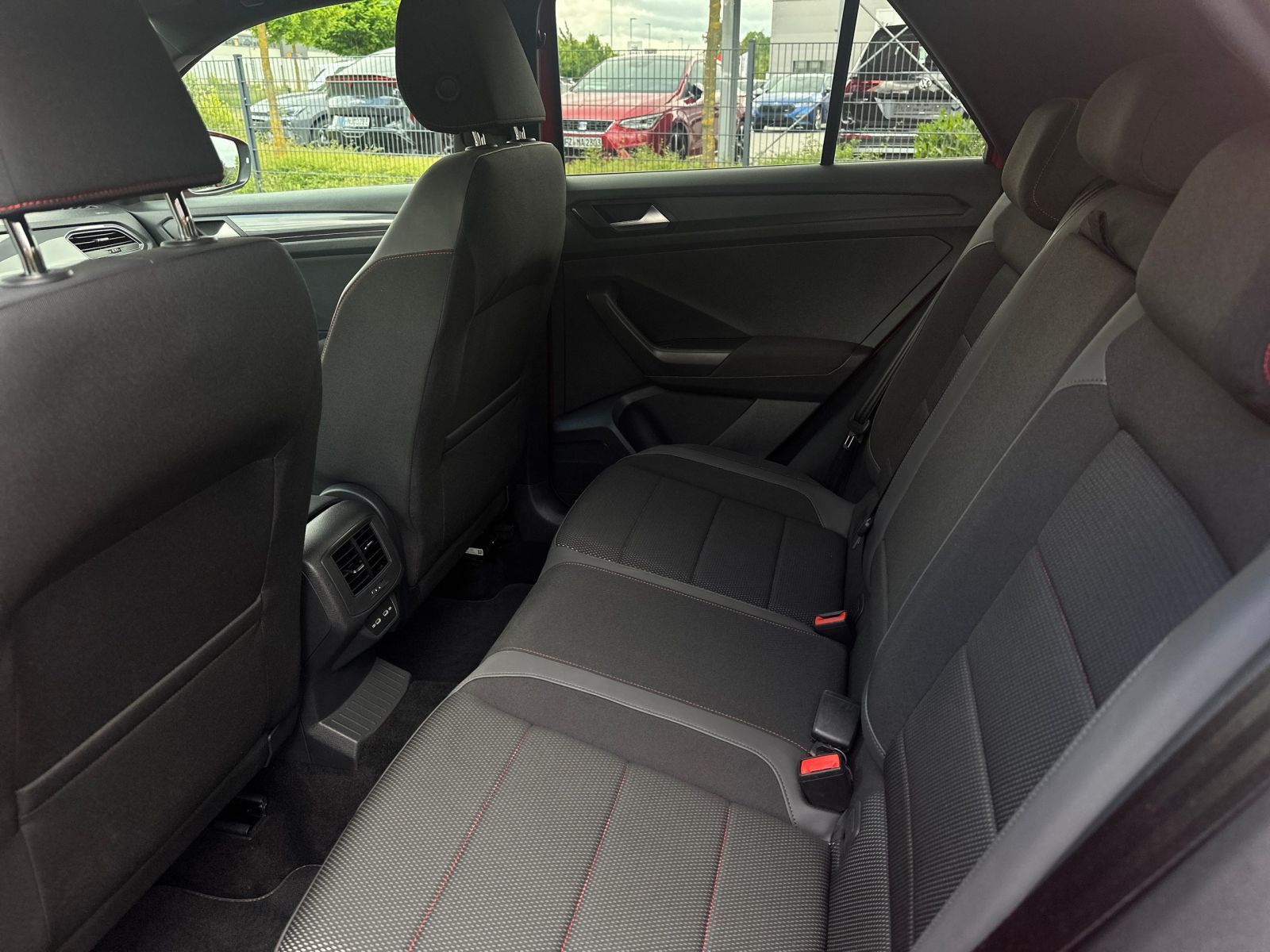 Volkswagen T-Roc 2.0 TDI Sport 4Motion - Samsaru's Car Outlet