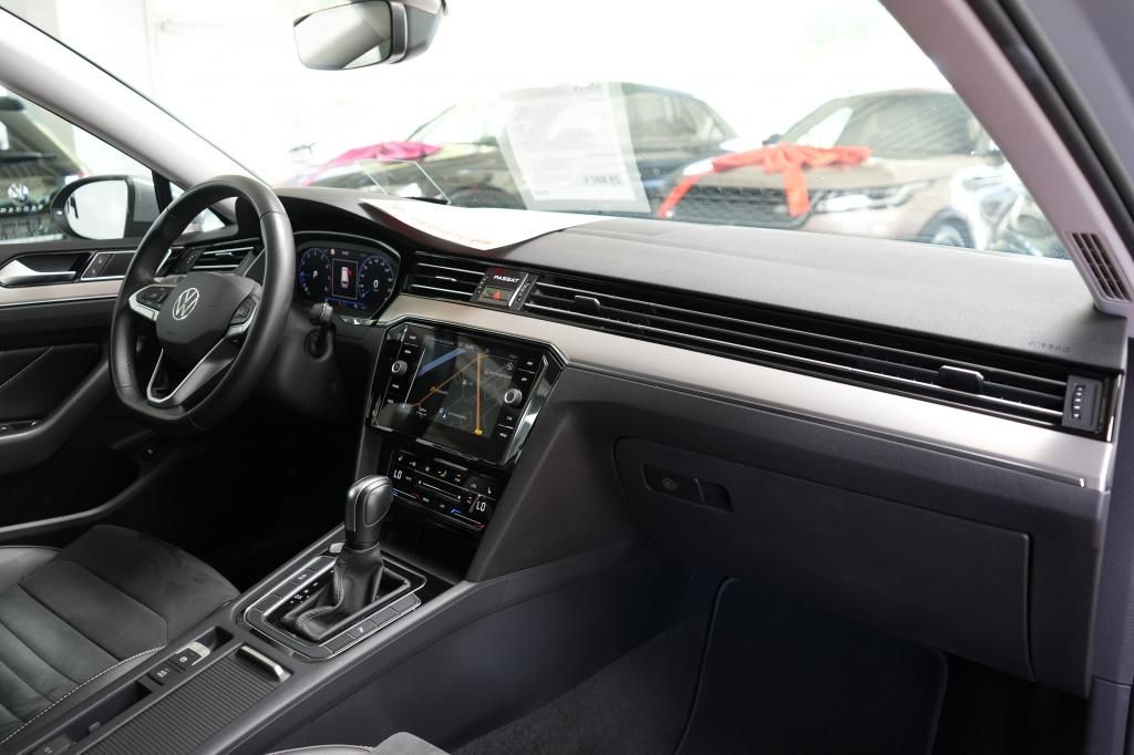 Volkswagen Passat Variant 1.5 TSI Elegance - Samsaru's Car Outlet