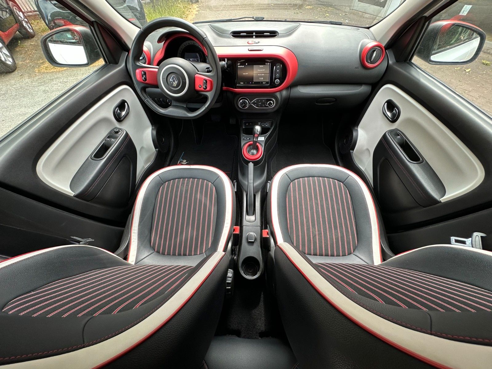 Renault Twingo TCe90 - Samsaru's Car Outlet