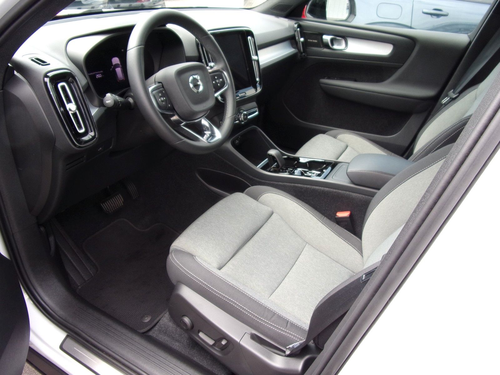 Volvo XC 40 B3 Plus Dark 2WD - Samsaru's Car Outlet