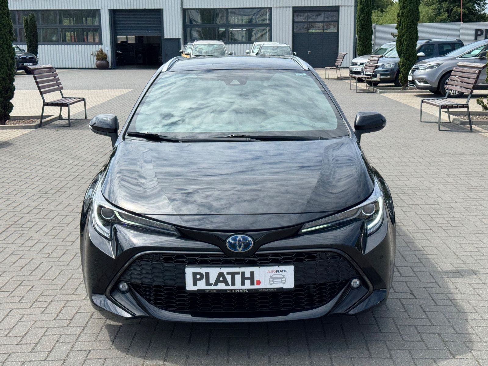 Toyota Corolla Touring Sports Hybrid Club - Samsaru's Car Outlet