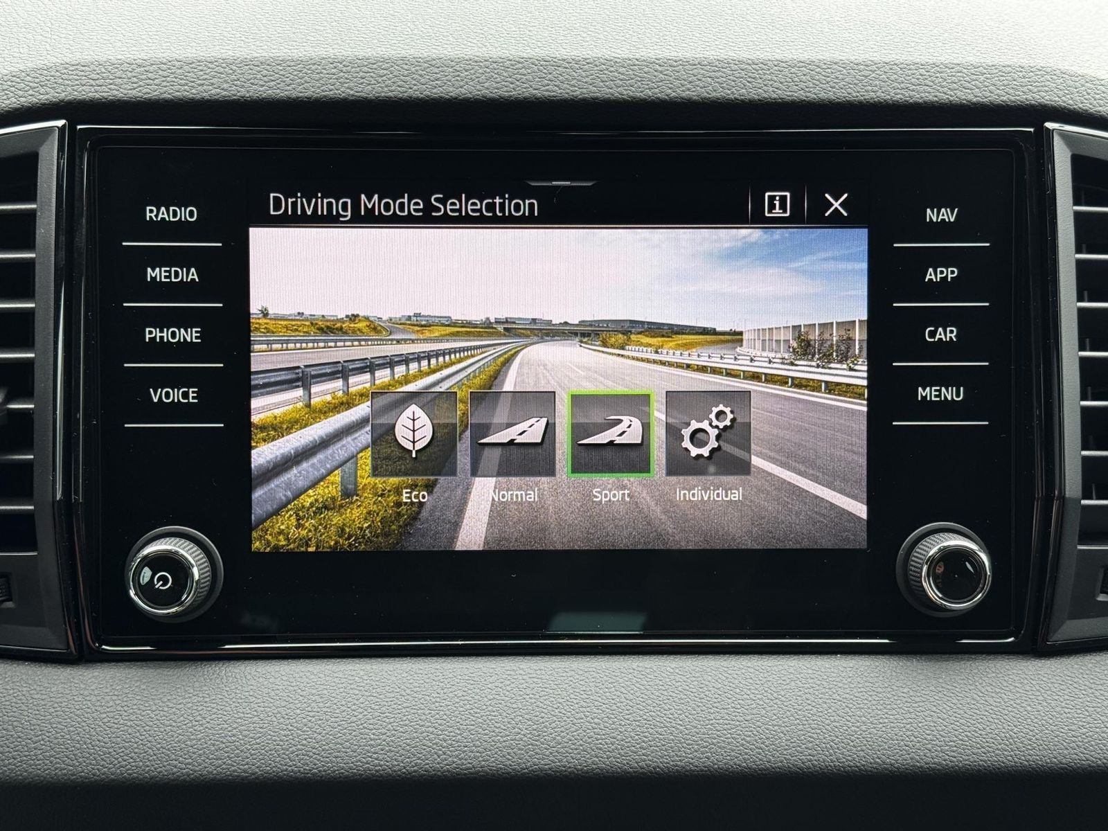 Skoda Karoq 1,5 TSI DSG Sportline 2ZKlimaautomatik ...