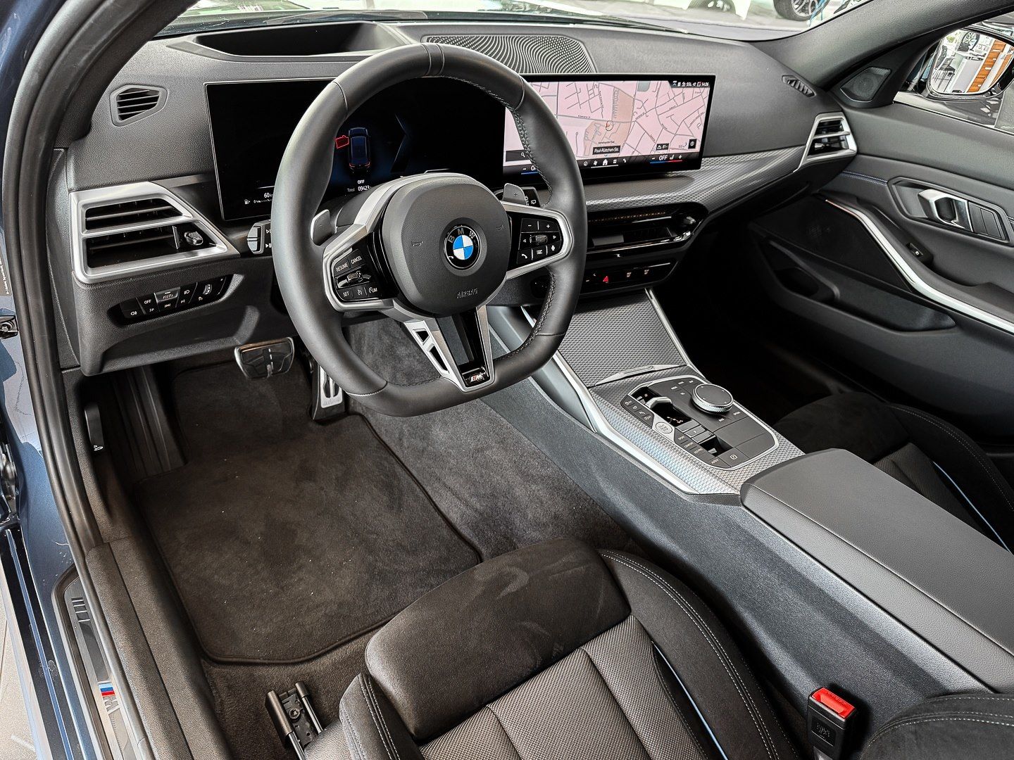 BMW 318i Touring M Sport + DA + PA+ + ACC + HUD + UV