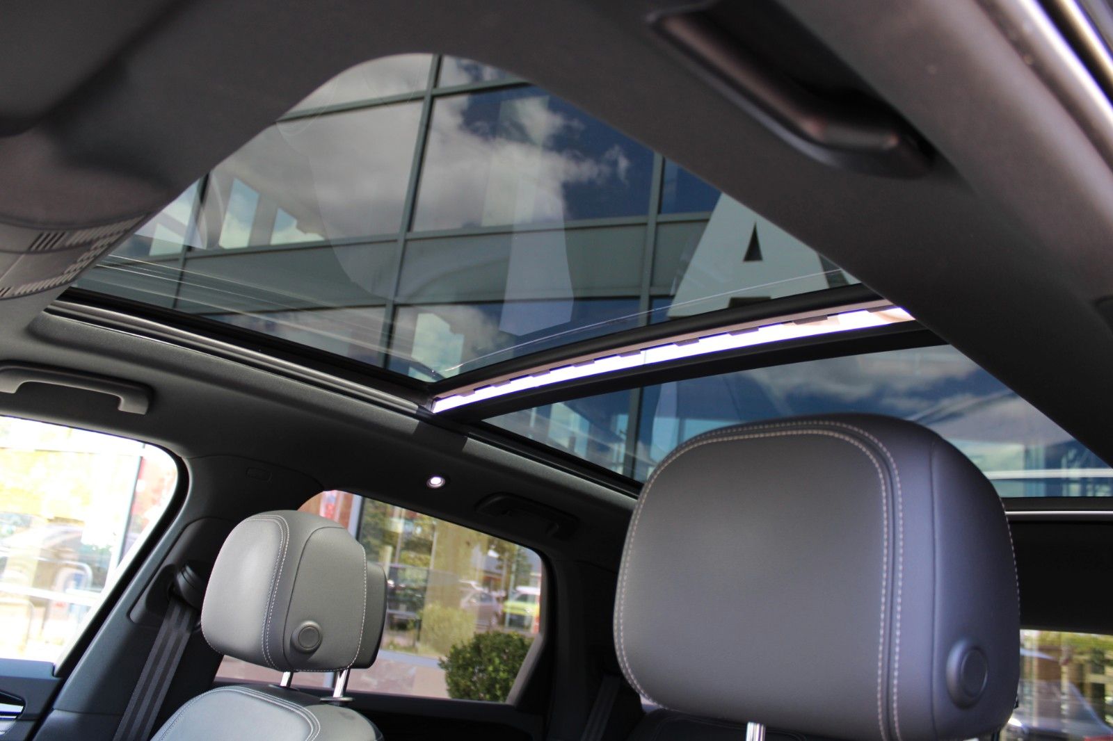 Volkswagen Touareg TDI R-Line - Samsaru's Car Outlet