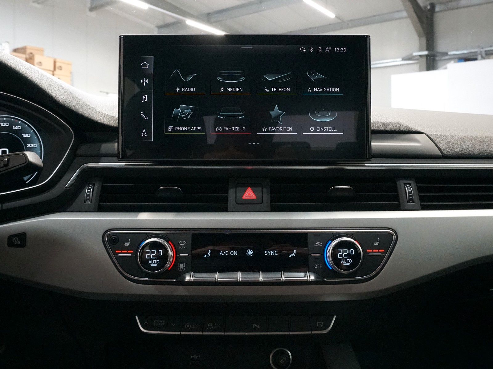 Audi A4 Lim. 40 TFSI S line - Samsaru's Car Outlet