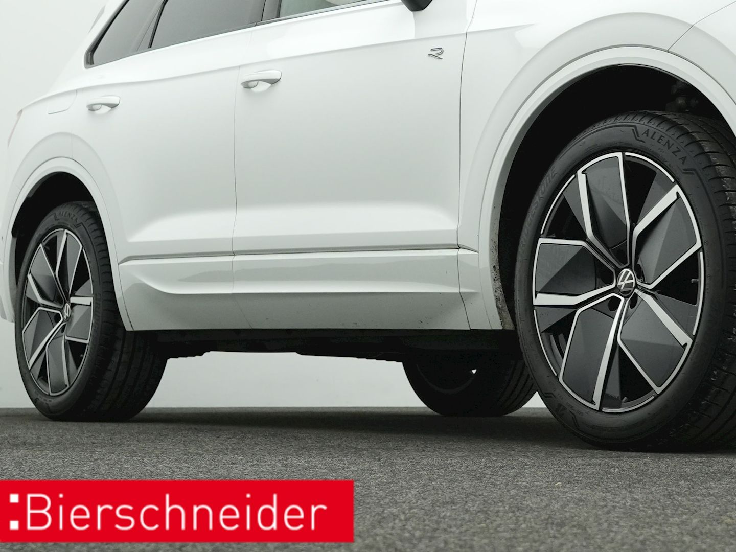 Volkswagen Touareg 3.0 TDI R-line Black - Samsaru's Car Outlet