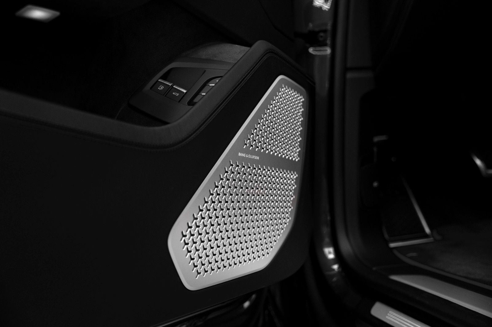 Lamborghini Urus 4.0 V8 PHEV SE 2025 BLACK - Samsaru's Car Outlet