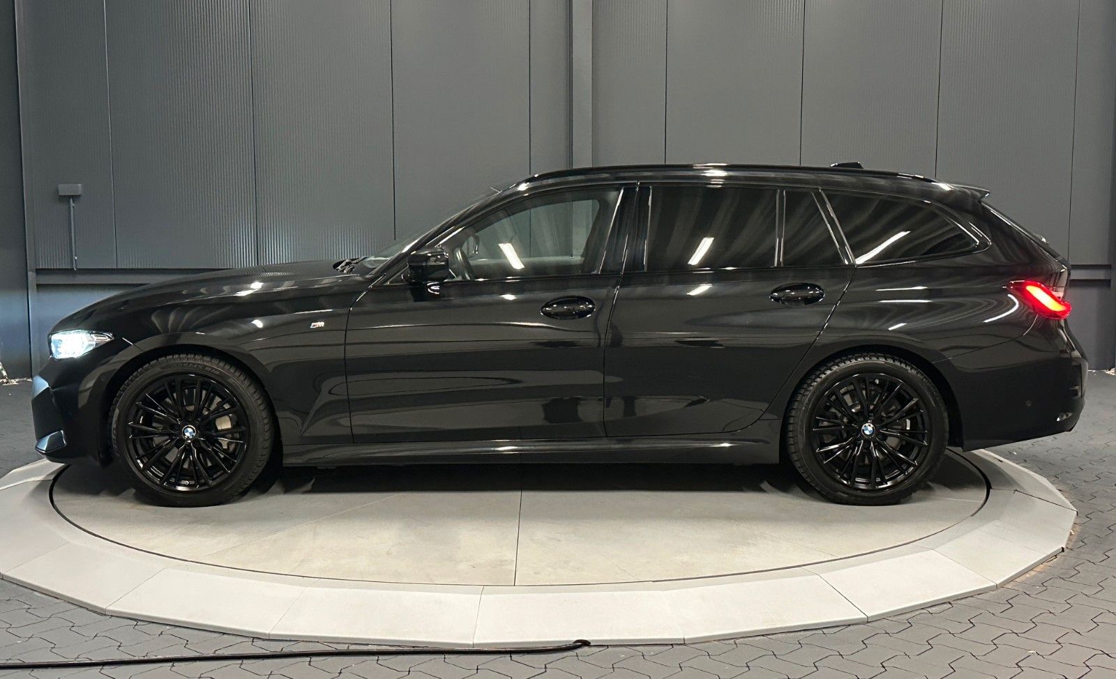 BMW 330d touring xDrive M-Sport - Samsaru's Car Outlet
