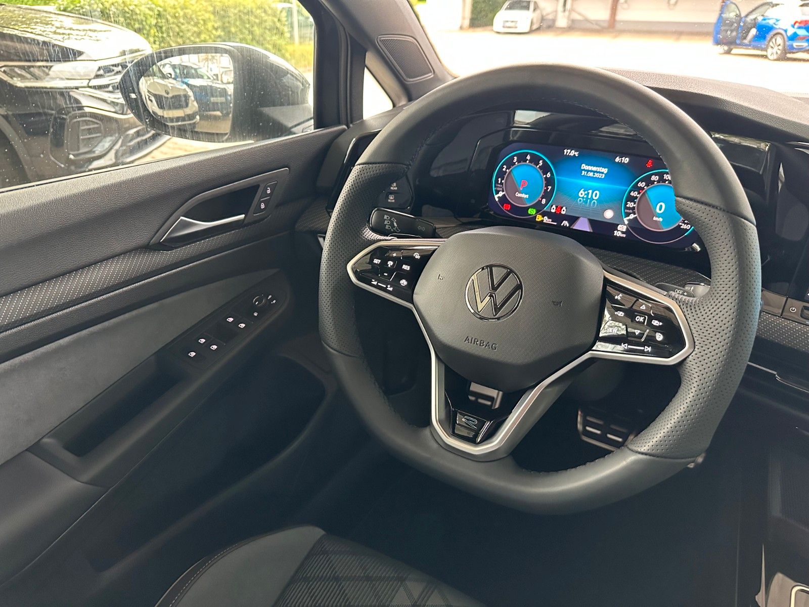 Volkswagen Golf VIII 1.5 eTSI OPF DSG R-Line - Samsaru's Car Outlet
