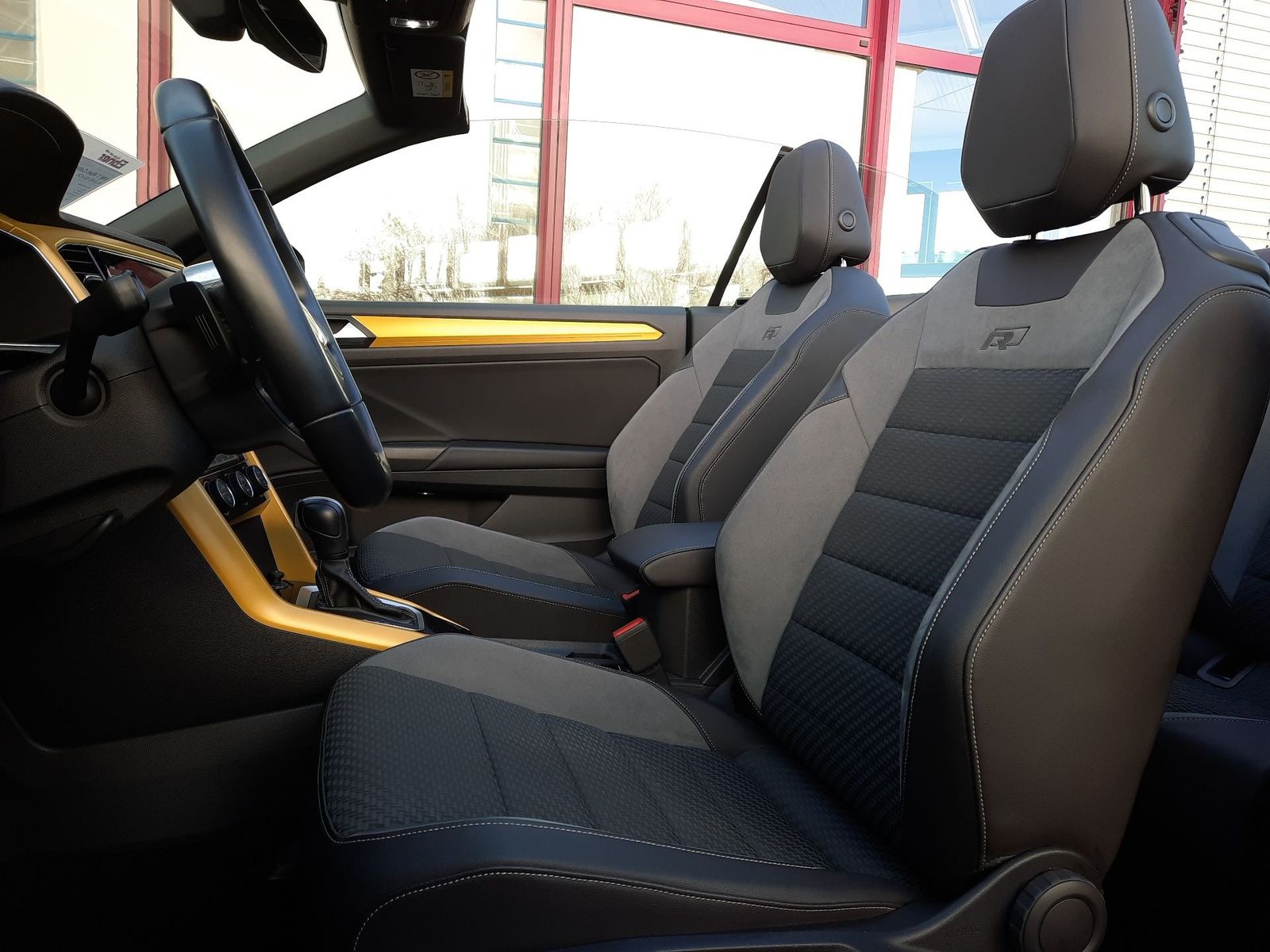 Volkswagen T-Roc R-LINE BLACK - Samsaru's Car Outlet