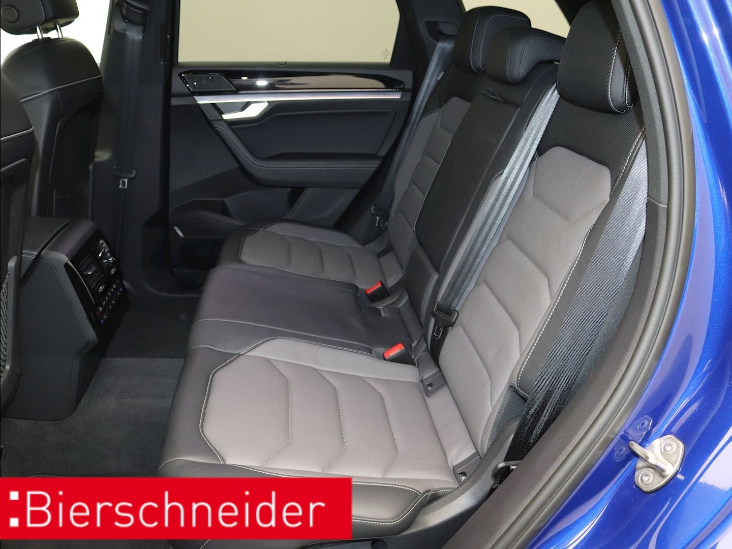 Volkswagen Touareg 3.0 TDI R-Line - Samsaru's Car Outlet