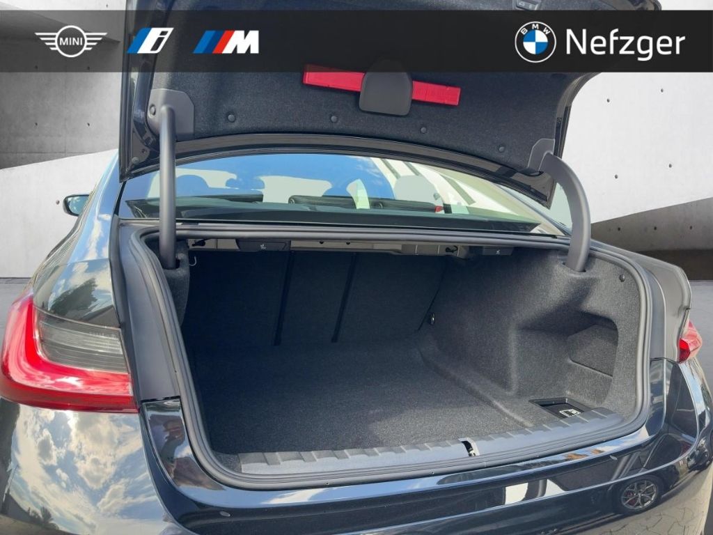 BMW 320 i xDrive Limousine LED RFK LED Ambiente