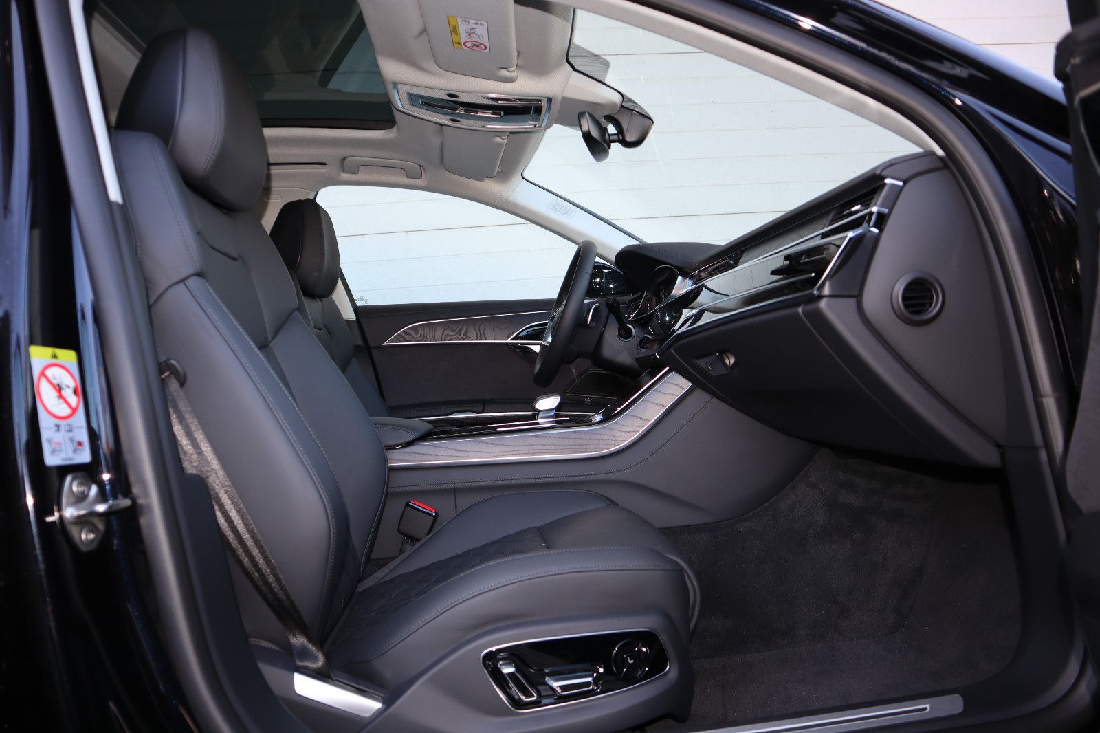 Audi A8L 60 TFSIe lang exclusive M.25/BLACK-P./S-LINE" → "Audi A8L 60 TFSIe lang exclusive S-LINE - Samsaru's Car Outlet
