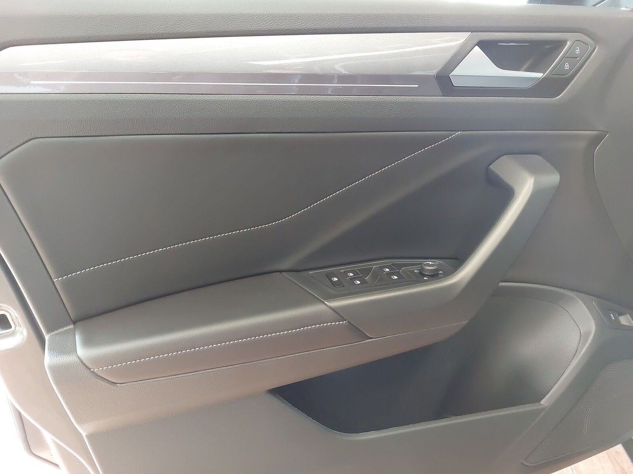 Volkswagen T-Roc 2.0 TDI Style - Samsaru's Car Outlet