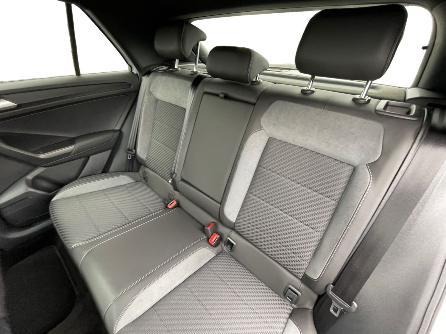 Volkswagen T-Roc R-Line 2.0 TDI 4M DSG - Samsaru's Car Outlet