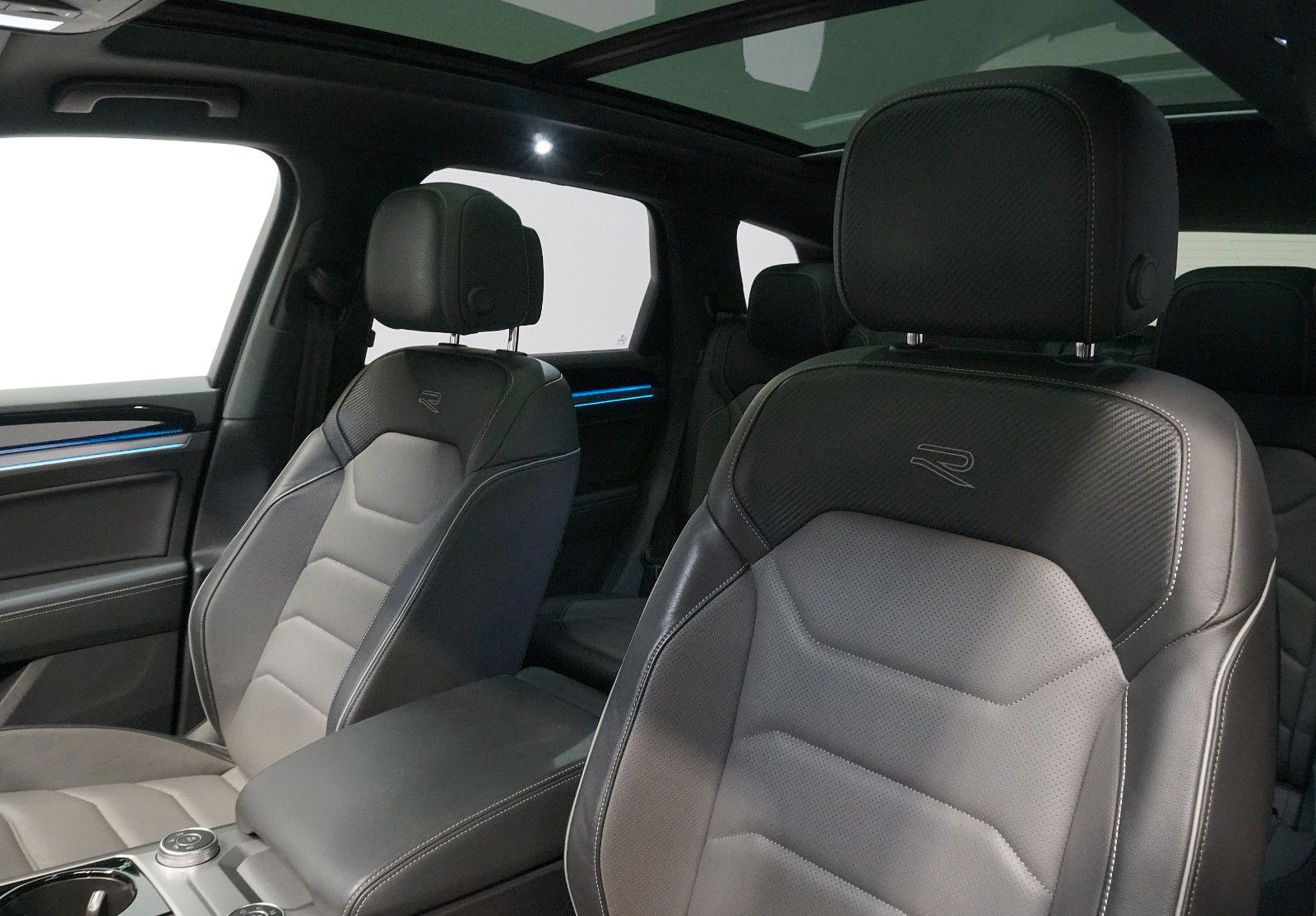 Volkswagen Touareg 3.0 TSI R-Line 4Motion - Samsaru's Car Outlet