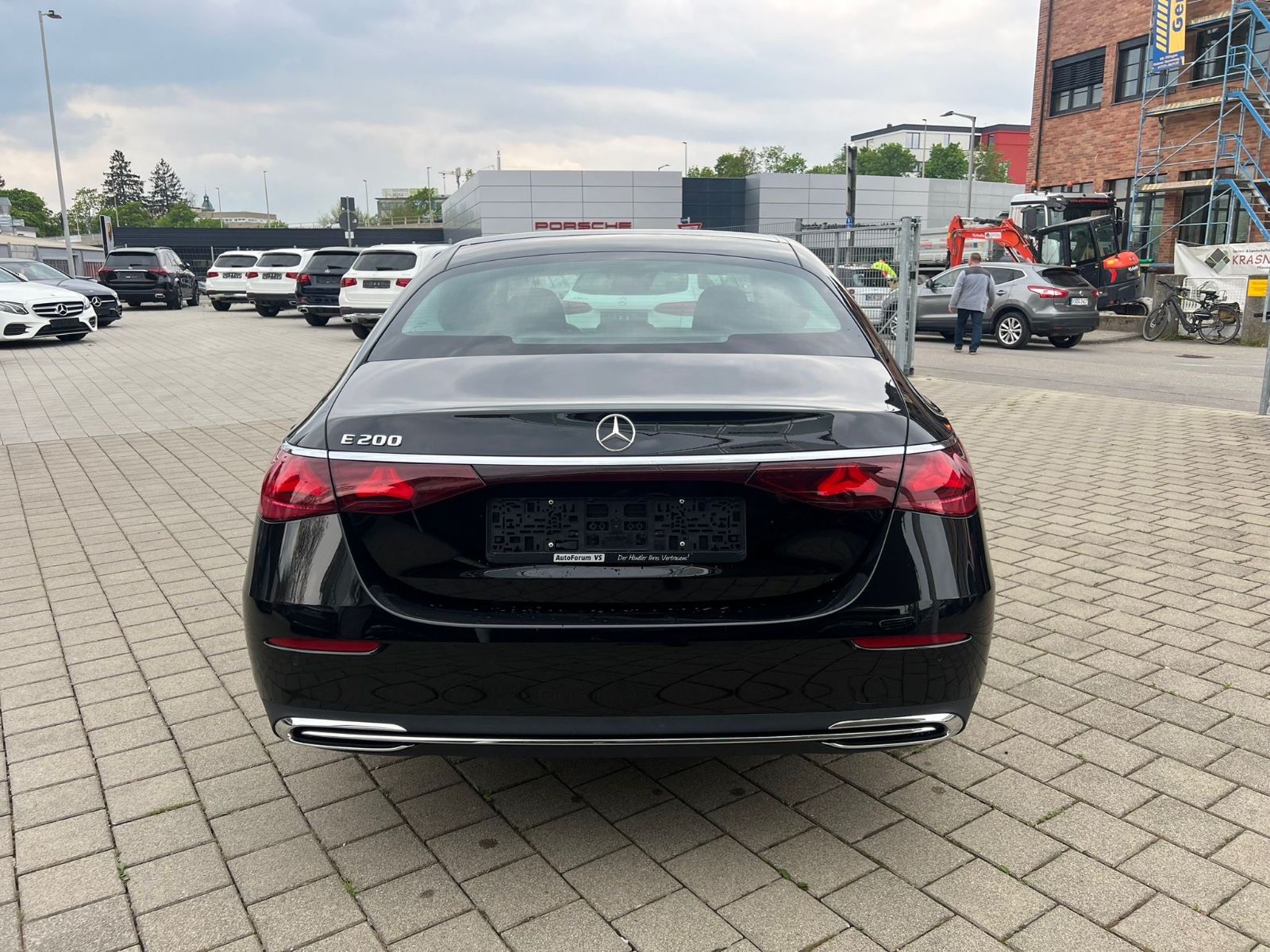 Mercedes-Benz E 200 - Samsaru's Car Outlet