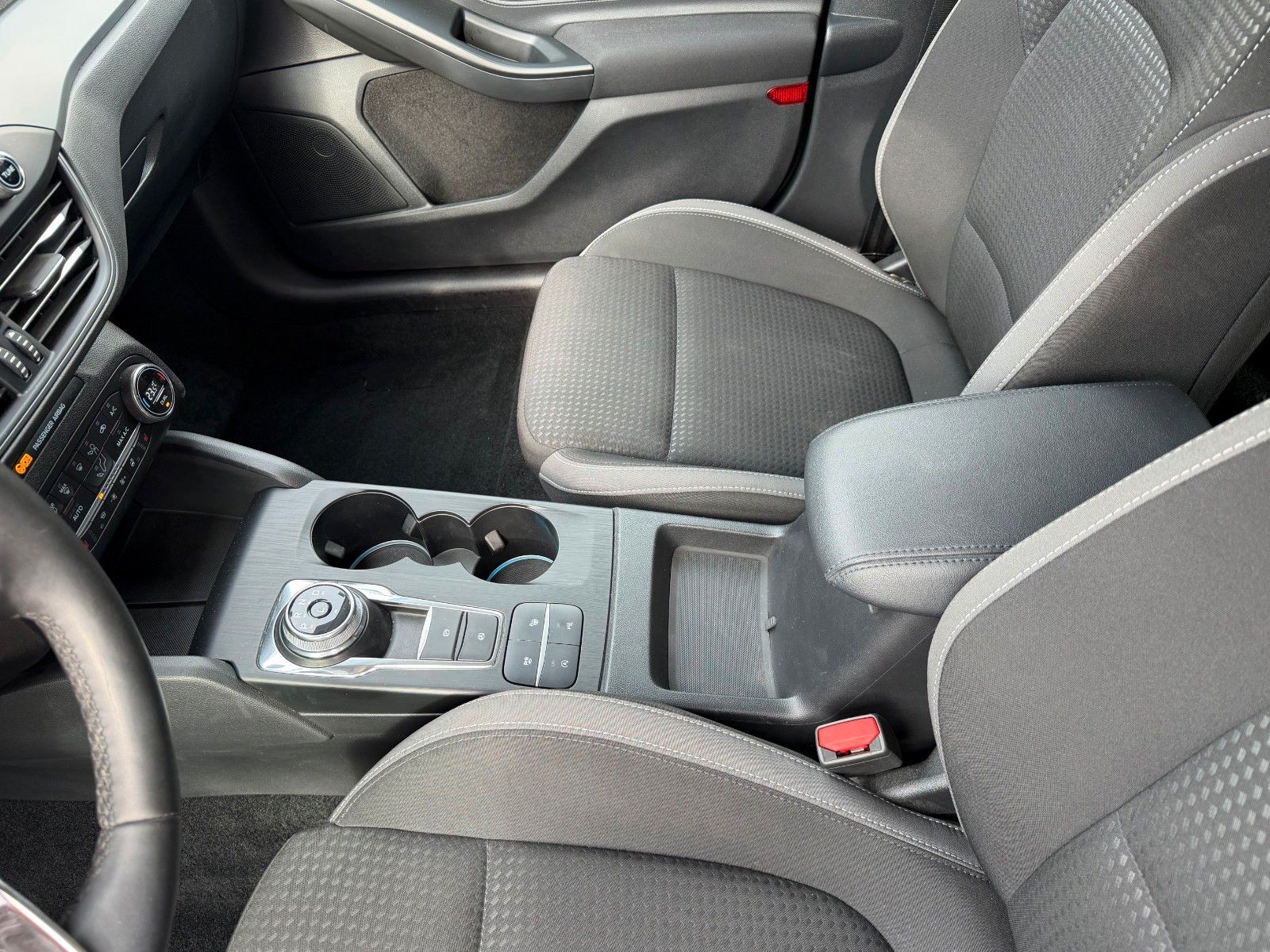 Ford Focus Turnier Cool & Connect*Autom*LED*AHK*Face
