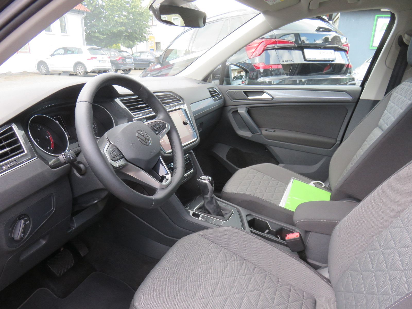 Volkswagen Tiguan 2.0 TDI DSG Life - Samsaru's Car Outlet
